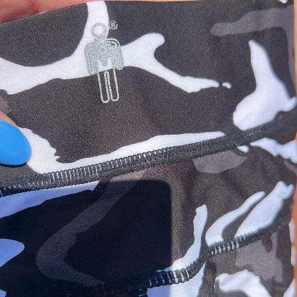 Black Camo Leggings - Like New - XS - Ankle Length Excellent Condition - Picture 6 of 6